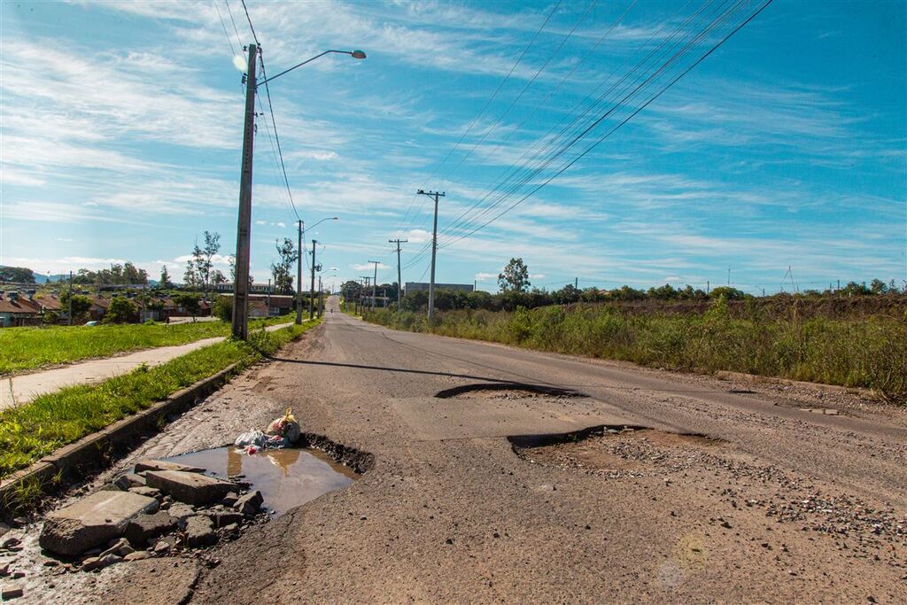 Foto: Nathália Schneider (Diário) - Buracos na Estrada Eduardo Duarte