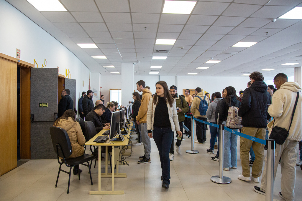 título imagem Candidatos buscam vaga na Chamada Oral do Sisu na UFSM; processo continua na terça