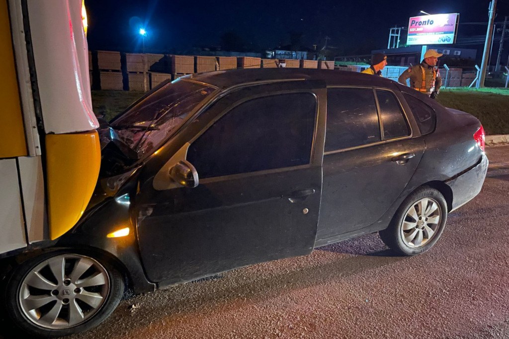 título imagem Carro colide em traseira de ônibus na noite desta segunda-feira na Faixa nova de Camobi