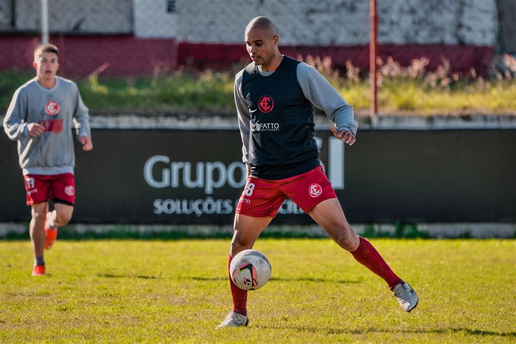 Inter-SM anuncia acerto com o zagueiro Marcão