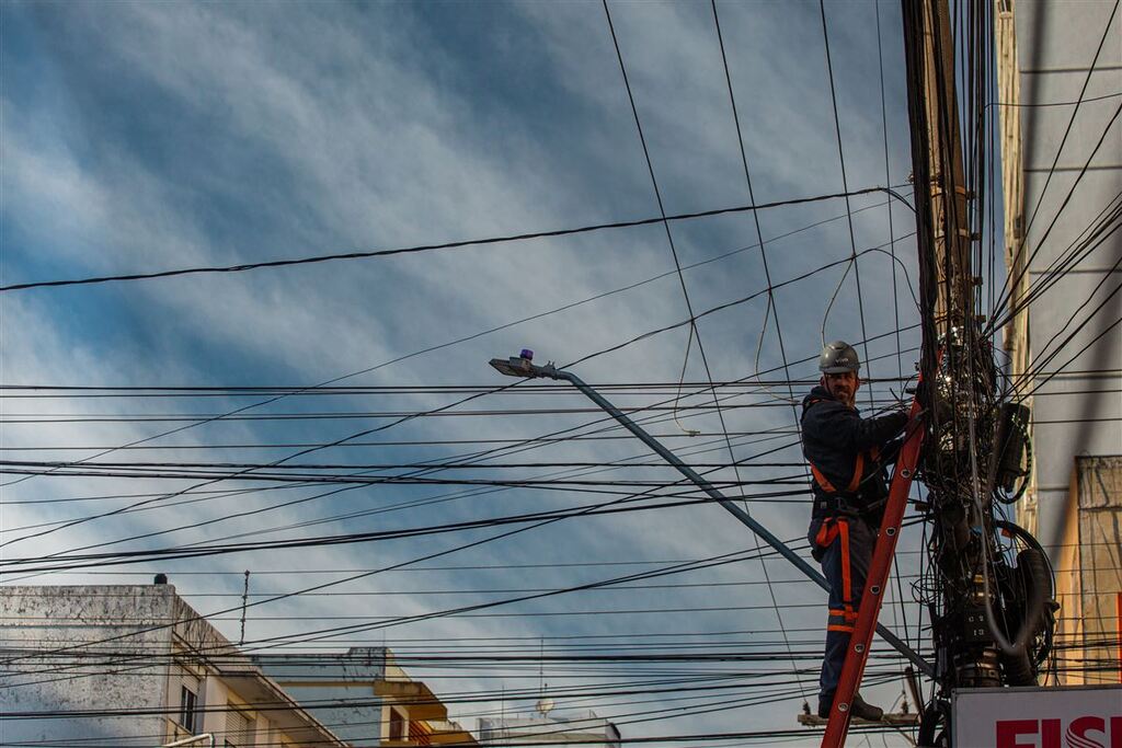 título imagem Em dois dias, mutirões na Rua do Acampamento retiram 440 kg de fios em desuso