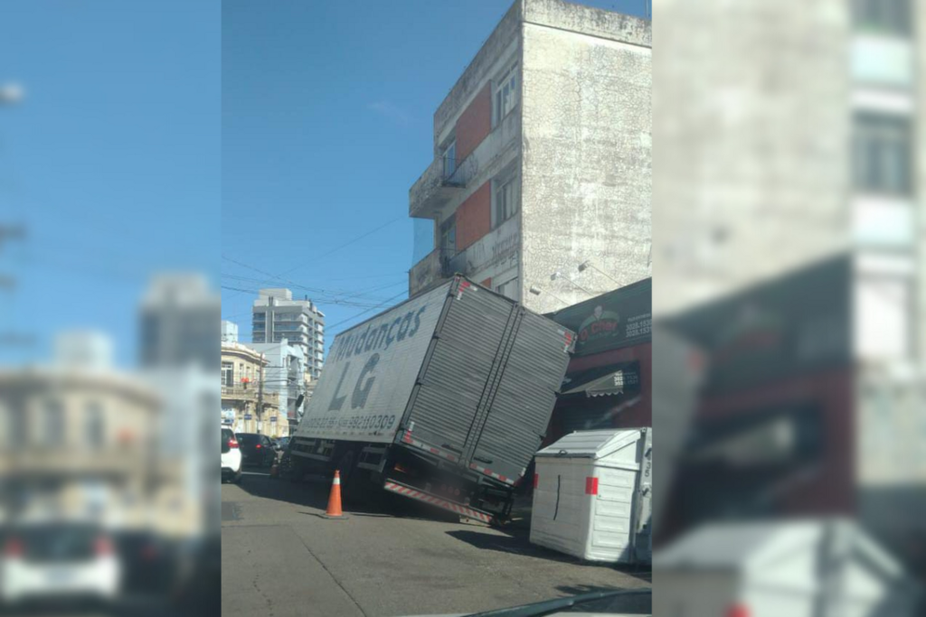 Caminhão cai em buraco após asfalto ceder no centro de Santa Maria