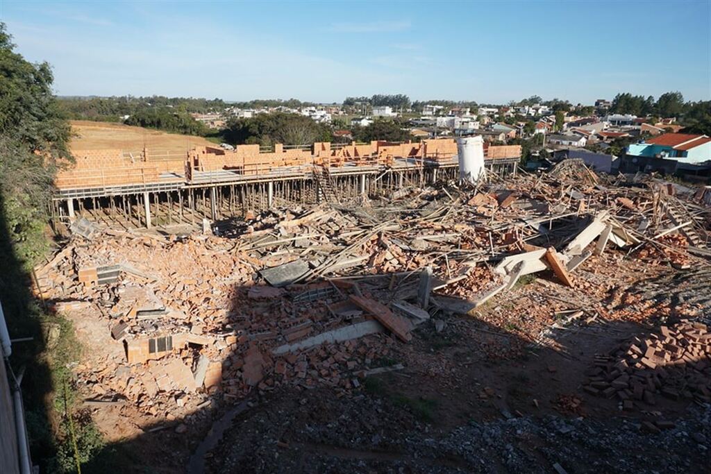 Prédio de quatro andares desaba no centro de São Gabriel