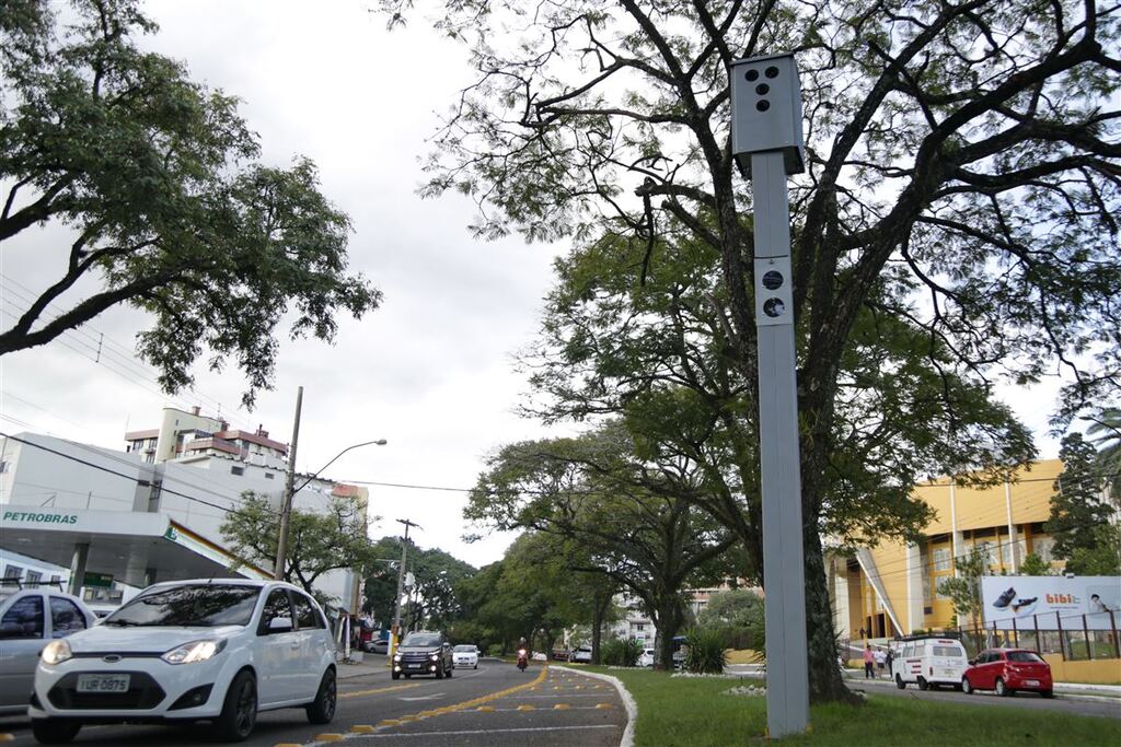 título imagem Mulher é flagrada dirigindo alcoolizada e precisa ser contida por policiais