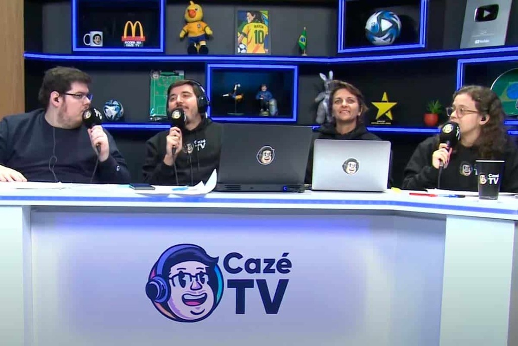 Foto: Reprodução/YouTube - Transmissão da abertura da Copa do Mundo Feminina tinha Cazé, Luis Felipe Freitas, Belle Suarez e Ju Cabral