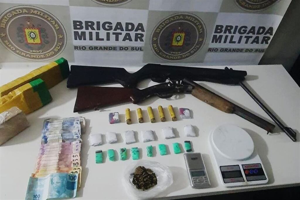 Dupla é presa em flagrante com armas e drogas em Santa Maria