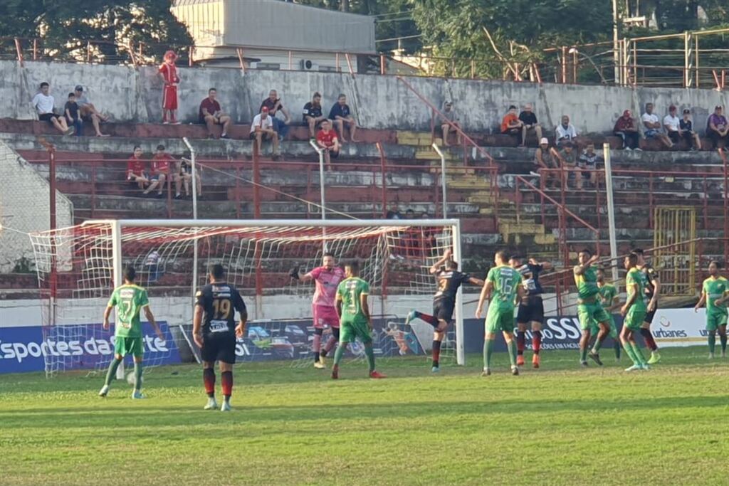 título imagem Com gols no segundo tempo, Inter-SM vence e permanece na vice-liderança da Copa FGF