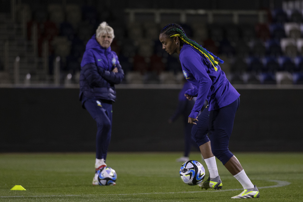título imagem Seleção brasileira estreia em busca do título inédito