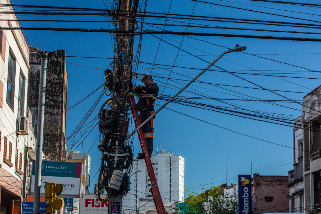 título imagem Mutirão para retirada dos fios em desuso ocorre nesta terça e quarta-feira na Rua Dr. Bozano; confira as alterações no trânsito