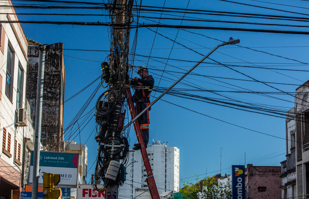Mutirão para retirada dos fios em desuso é adiado por conta da chuva