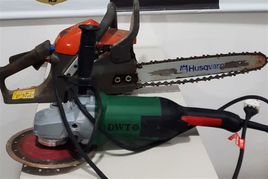 Foto: Polícia Civil - Uma motosserra e uma esmirilhadeira que haviam sido furtadas foram recuperadas