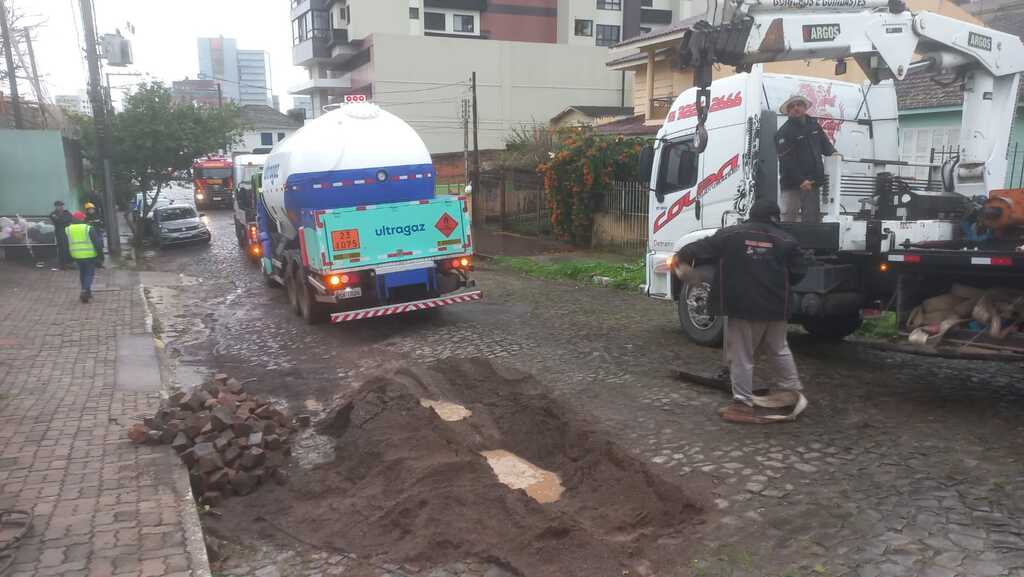 Caminhão de gás é retirado de buraco no Bairro Nossa Senhora de Lourdes