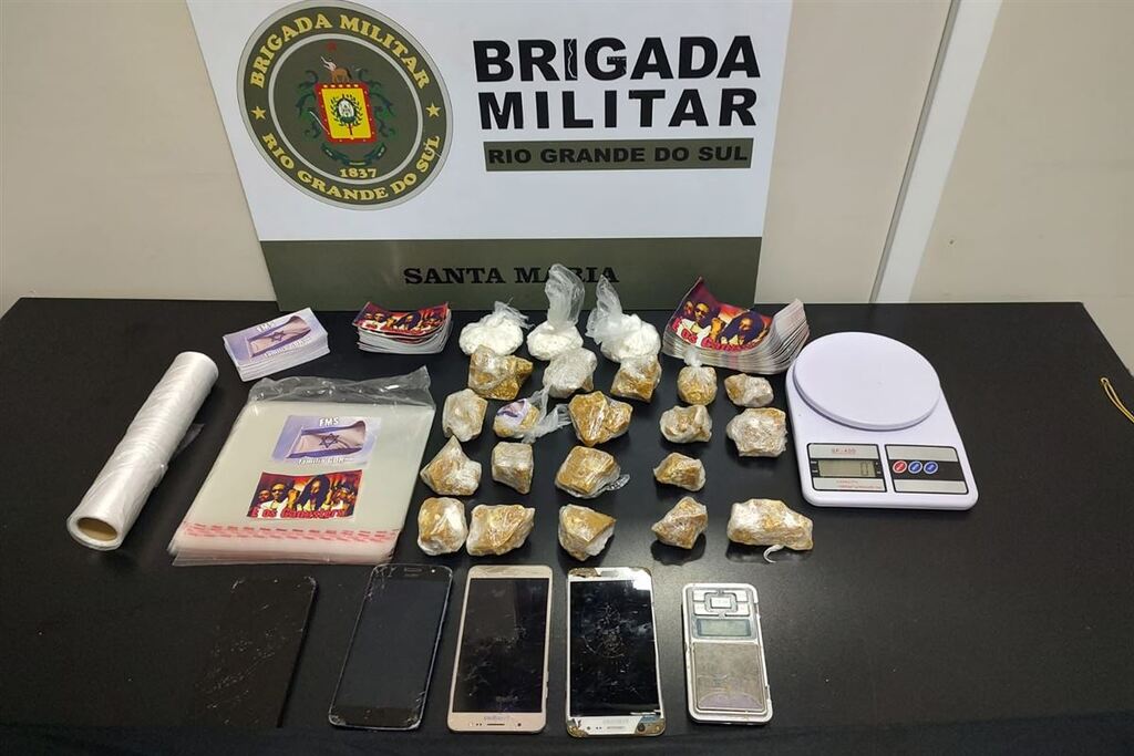  - Além das drogas, polciais apreenderam embalagens, celulares e uma balança de precisão