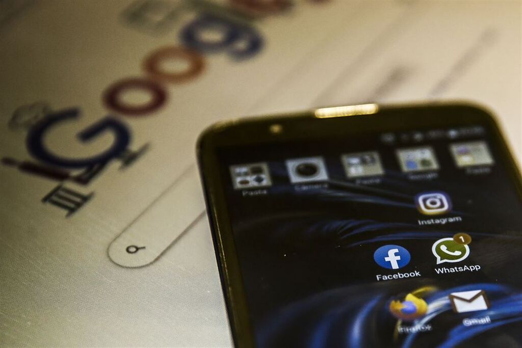 Google e Facebook devem retirar anúncios falsos sobre o programa Desenrola Brasil