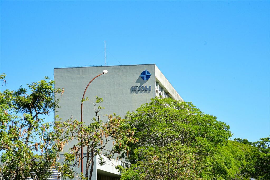 título imagem Criminosos invadem casa e esfaqueiam homem enquanto dormia em Santa Maria