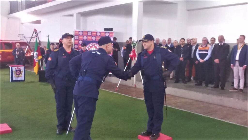 Foto: Gilberto Ferreira - O santa-mariense Rafael Gonçalves Pereira (à dir.) tomou posse oficialmente no lugar do coronel José Carlos Sallet de Almeida e Silva, que assumirá como subcomandante dos Bombeiros do Estado
