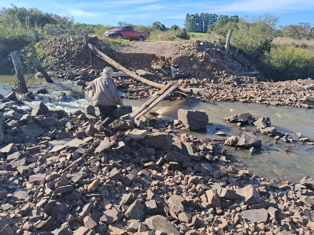 título imagem Devido à queda de ponte há dois anos, moradores de duas cidades da região utilizam pinguela improvisada para atravessar arroio