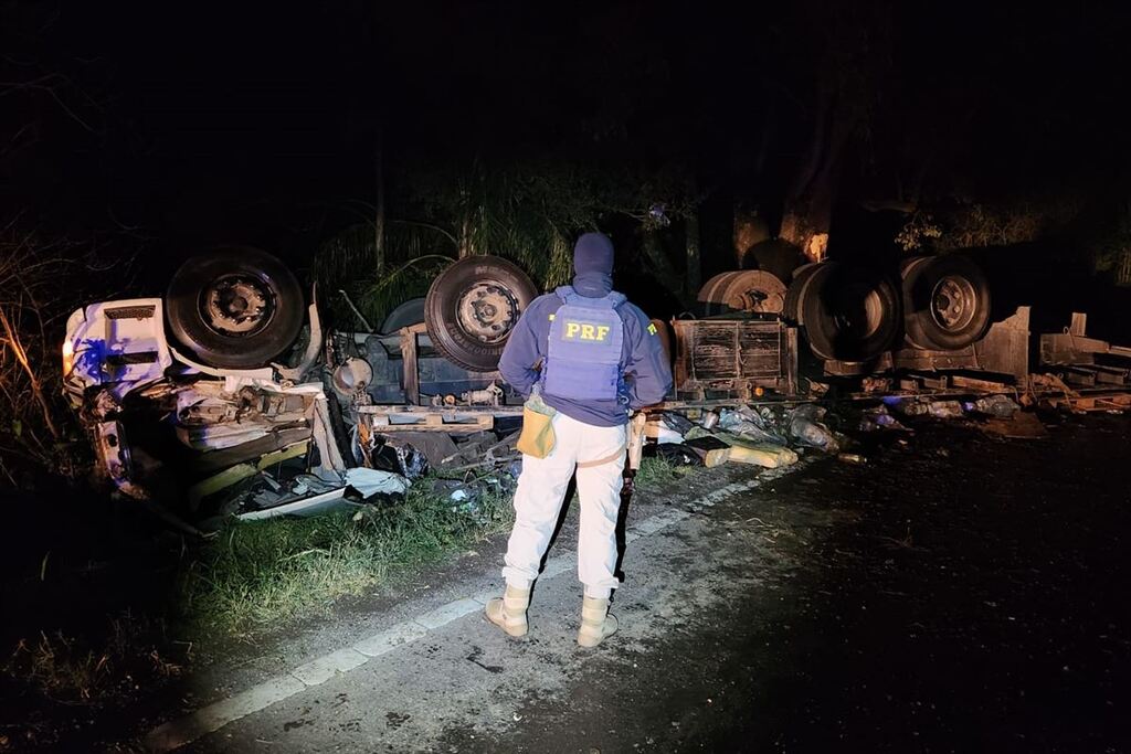 título imagem Motorista fica preso às ferragens após caminhão tombar na BR-158 em Itaara