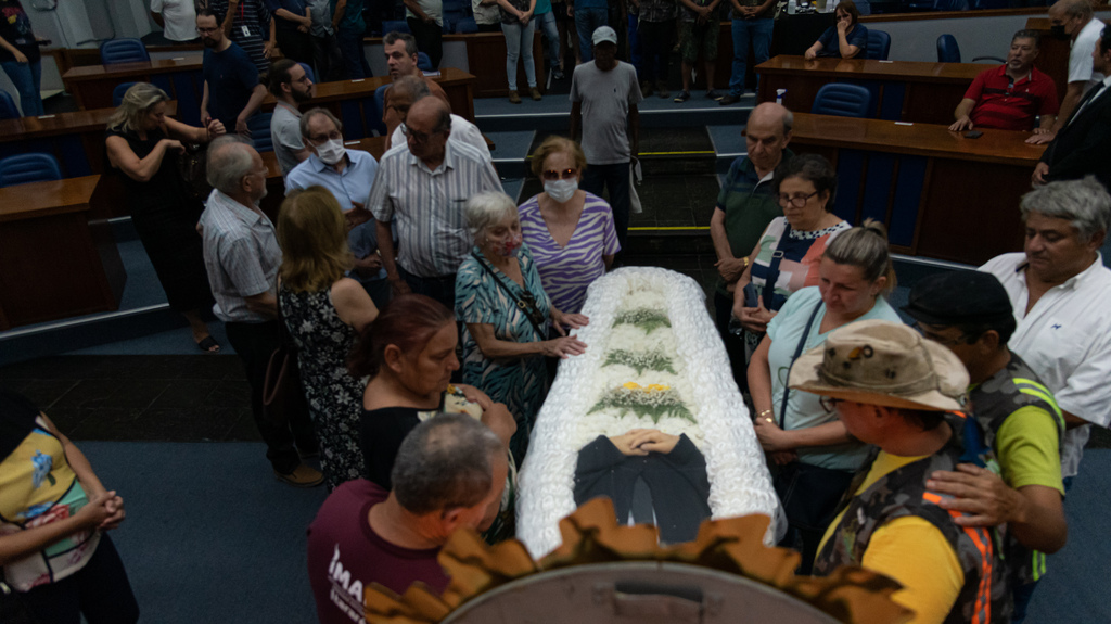 título imagem Amigos e familiares se despedem de Paulo Denardin em velório na Câmara de Vereadores