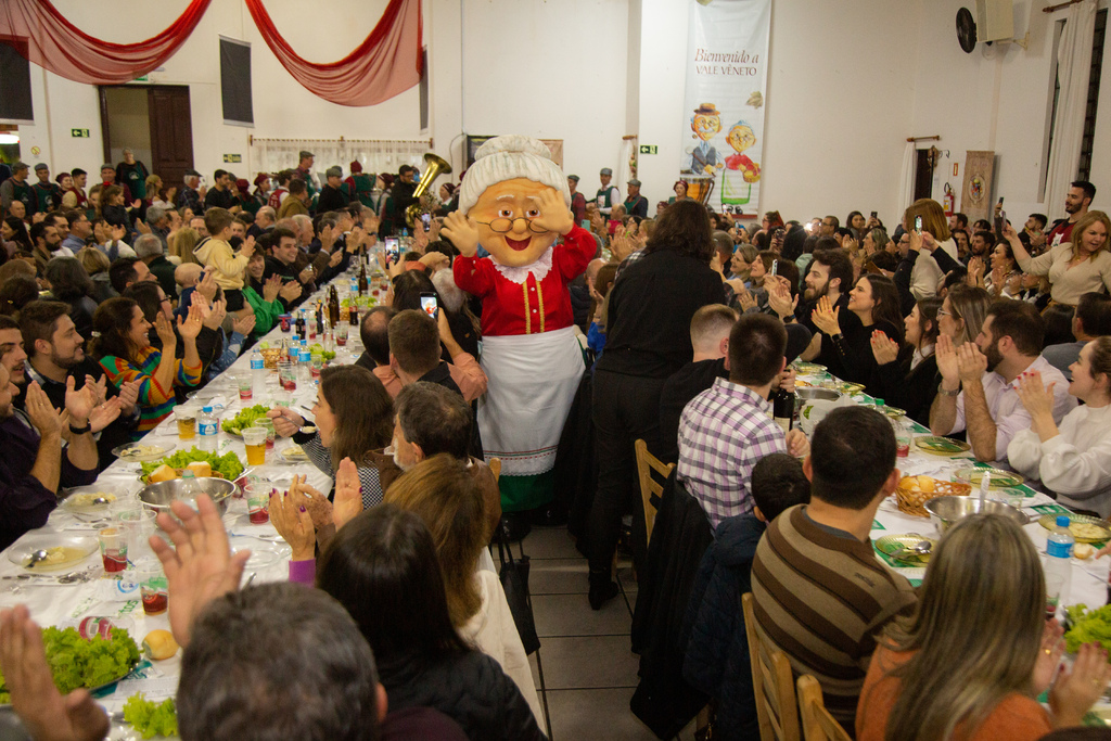 Galeria de imagens: Para a animação do público, a Nonna desfila entre as mesas lotadas para mais uma noite de jantar italiano com bife á milanesa
