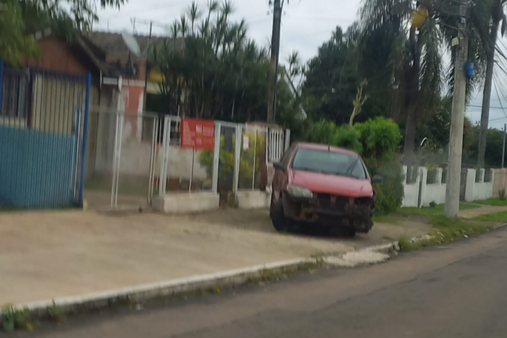 título imagem Carro abandonado por meses em calçada de Santa Maria é retirado nesta sexta-feira