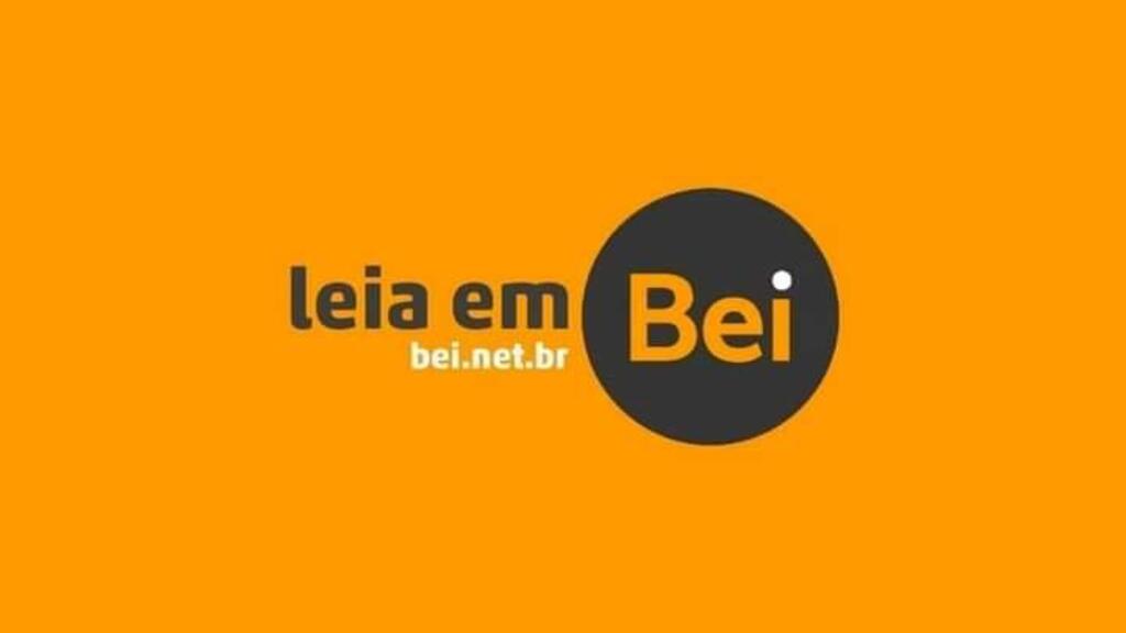 Jovens desobedecem ordem de parada e em cima de motocicleta arremessam garrafa contra viatura