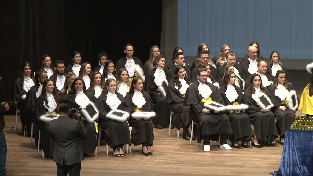 título imagem Turma de Farmácia da UFSM, que teve R$ 13 mil desviados por colega, colou grau neste sábado
