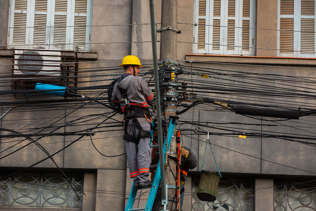 título imagem Segundo mutirão para retirada dos fios em desuso ocorre nesta terça e quarta-feira na Rua Dr. Bozano; confira as alterações no trânsito