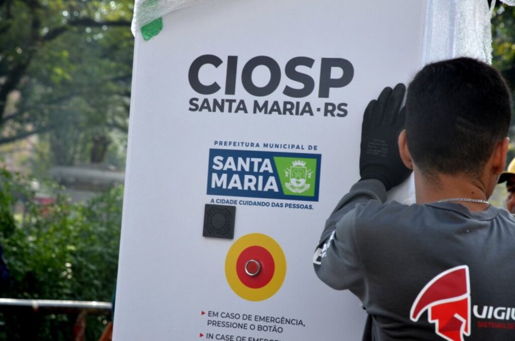 Totem com botão de pânico e câmeras começa a ser instalado no Calçadão de Santa Maria