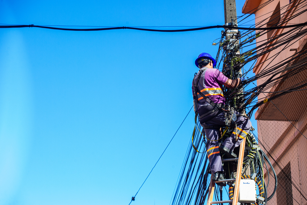 Equipes do segundo mutirão para retirada dos fios em desuso encontram desafios no Calçadão Equipes do segundo mutirão para retirada dos fios em desuso encontram desafios no Calçadão