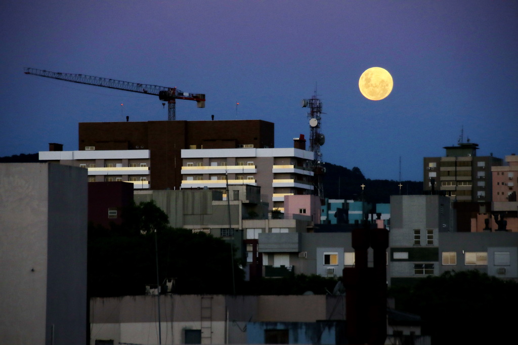 Superlua do Esturjão: fenômeno acontece na noite desta terça-feira e poderá ser visto a olho nu