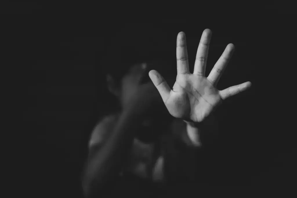 título imagem Idosa é presa de forma preventiva por entregar netas a homem que as estuprava em troca de dinheiro