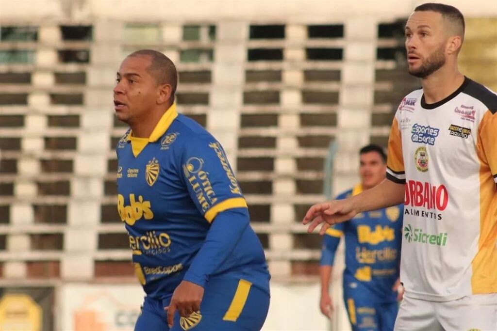 Com cinco jogos e nenhum gol, Walter deixa o Pelotas em meio a briga com torcedores