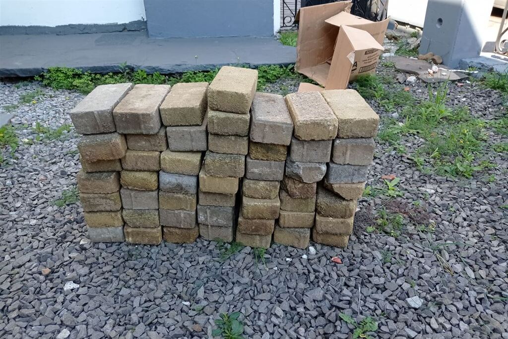 VÍDEO: Idoso é flagrado furtando pedras do calçamento em praça de Santa Maria