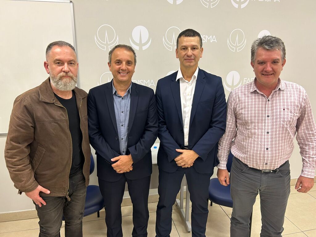  - Da esquerda para direita: professor Carlos Norberto Belmonte Vieira, diretor acadêmico da Fadisma; Marcelo Carlos Zampieri; Giuliano Vendrusculo e Juliano Dall Asta