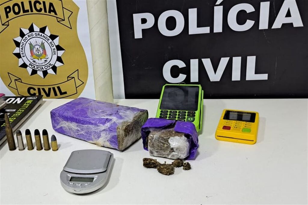 Foto: Polícia Civil - Quase 1 quilo de droga foi apreendido com os suspeitos
