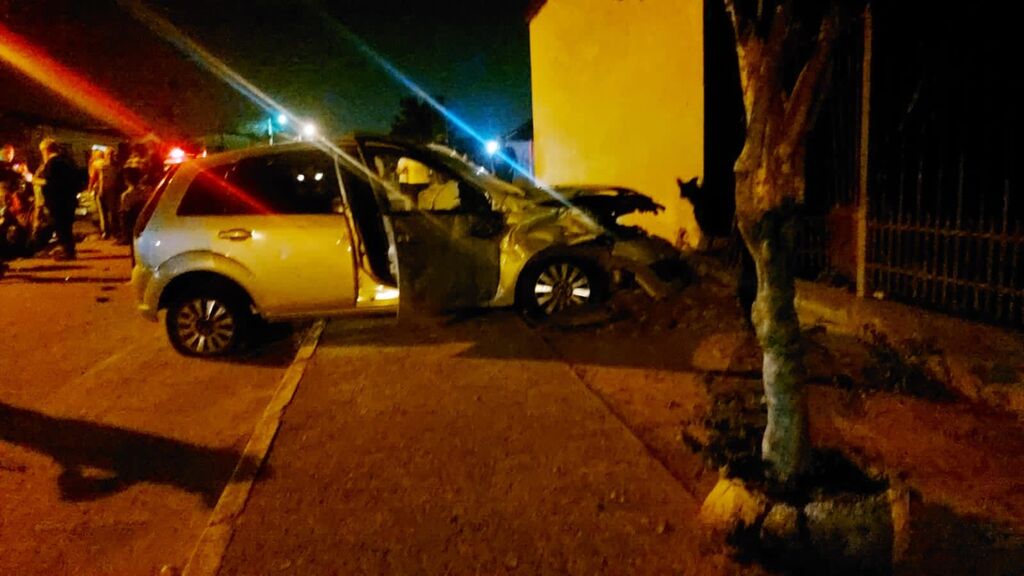 título imagem Homem morre após a motocicleta que conduzia colidir com um carro