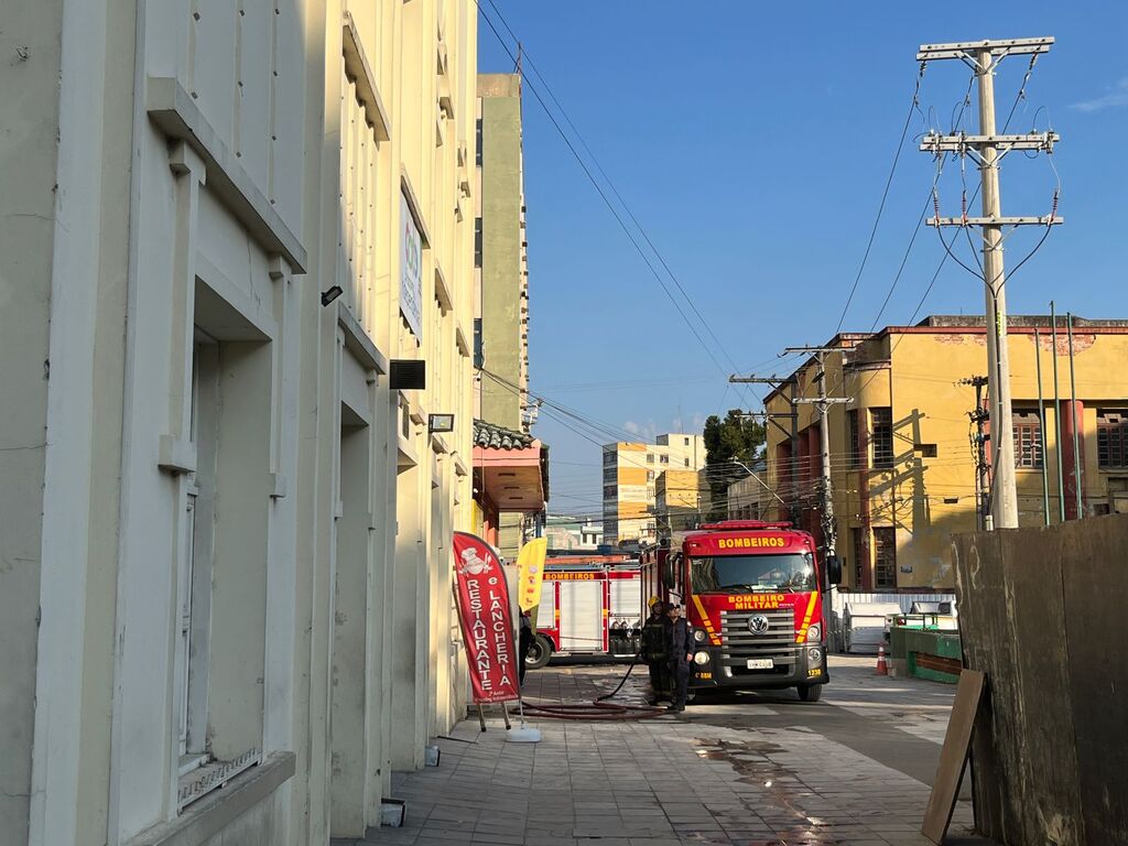 título imagem Curto-circuito em transformador causa princípio de incêndio no Shopping Independência na tarde deste sábado