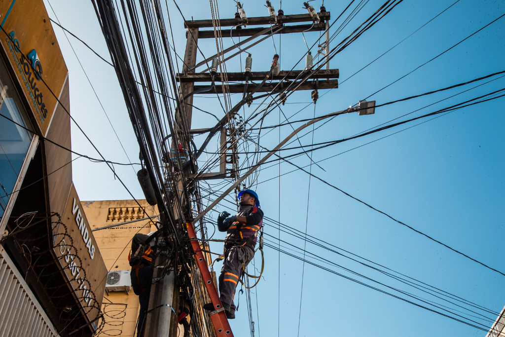 Em nova ação, mutirão recolhe 240 kg de fios na Rua dos Andradas