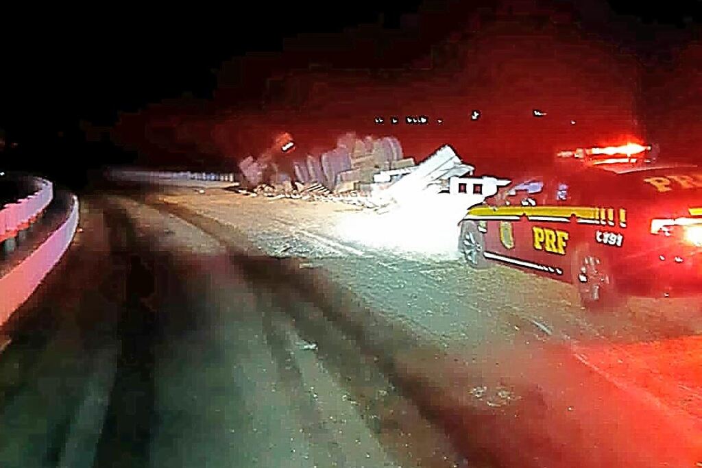 Identificado o motorista que morreu após carreta tombar sobre ponte em Jaguari