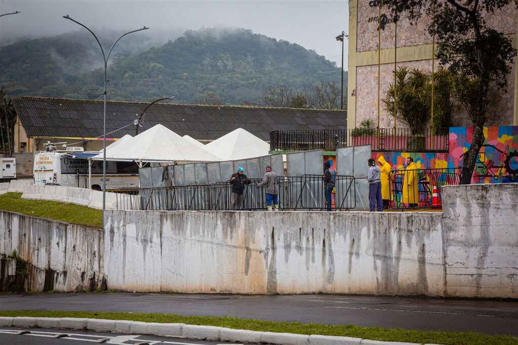 título imagem FOTOS: muro de Viaduto da Gare é reforçado com grades após queda de homem na madrugada de quarta-feira