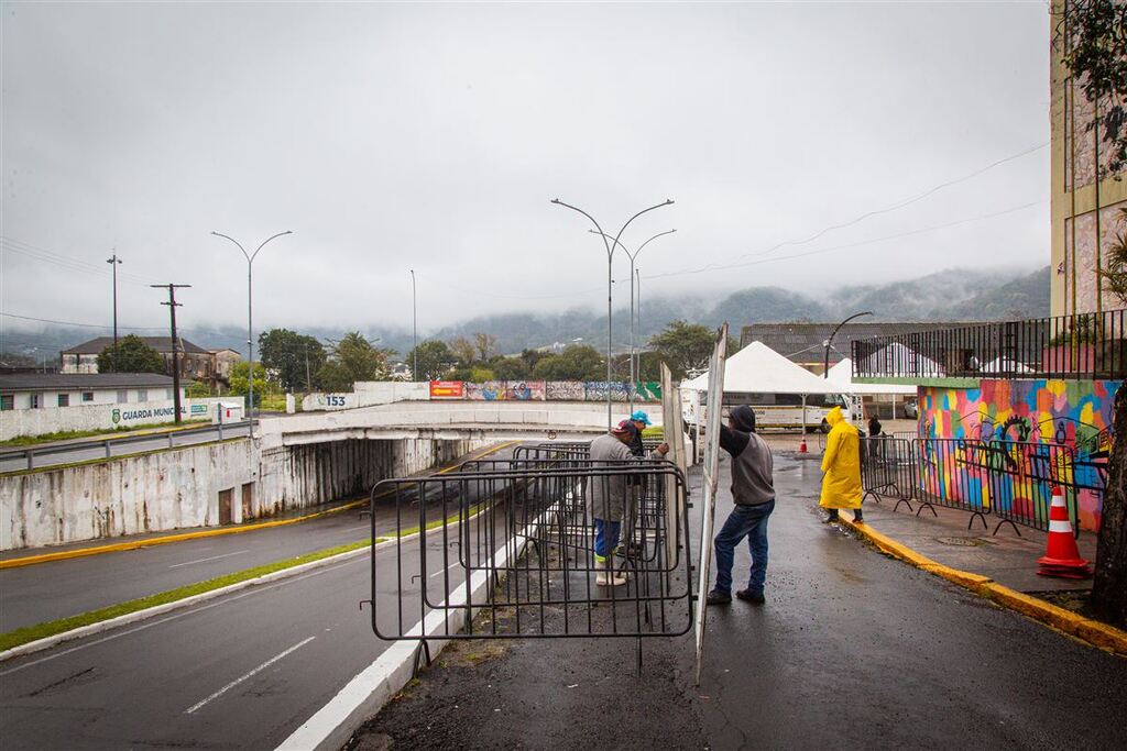 Fotos: muro de Viaduto da Gare é reforçado com grades após queda de homem na madrugada desta terça-feira