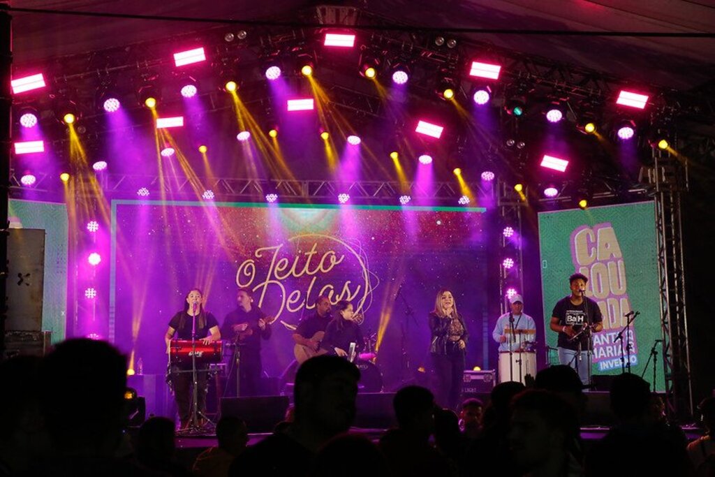 título imagem Protagonismo feminino no palco e mais de 8,5 mil pessoas na Gare; confira como foi a terceira noite da Calourada de Inverno