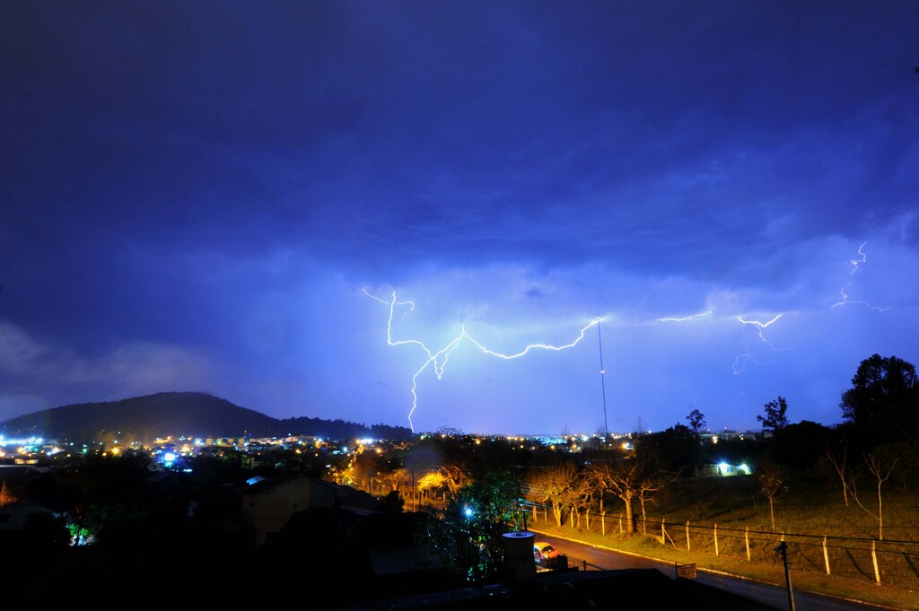 Chuva, ventos e possibilidade de granizo; temporal deve atingir praticamente todo o RS entre a noite desta quinta e madrugada de sexta