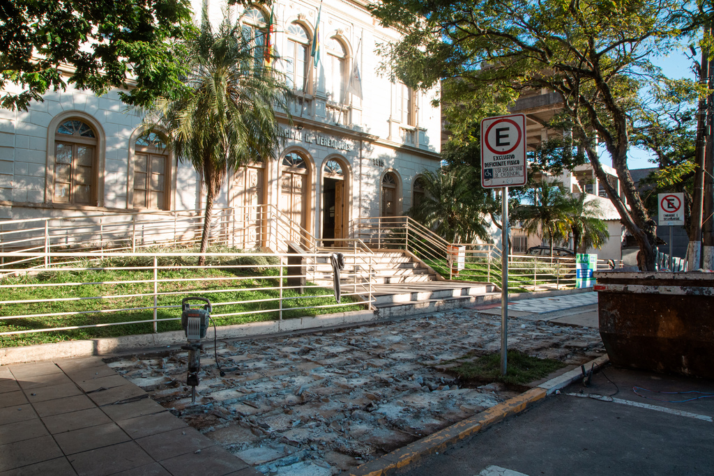 Obras na calçada da Câmara dos Vereadores: revitalização e acessibilidade
