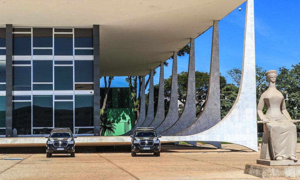 título imagem STF inicia julgamento de 70 denúncias sobre atos antidemocráticos de 8 de janeiro