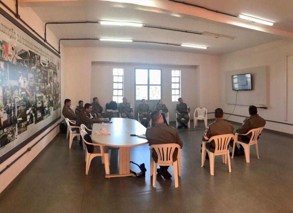 Policiais da Brigada Militar realizam reunião para tratar de operações que serão feitas em Santa Maria