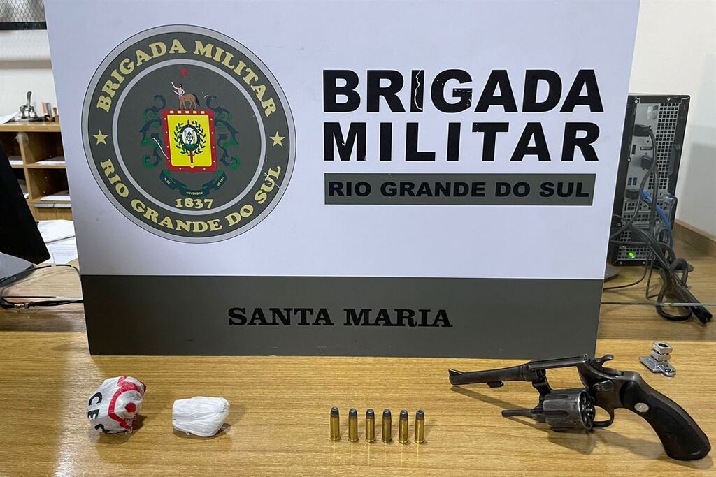 Jovem é preso com arma e drogas no Bairro Urlândia em Santa Maria