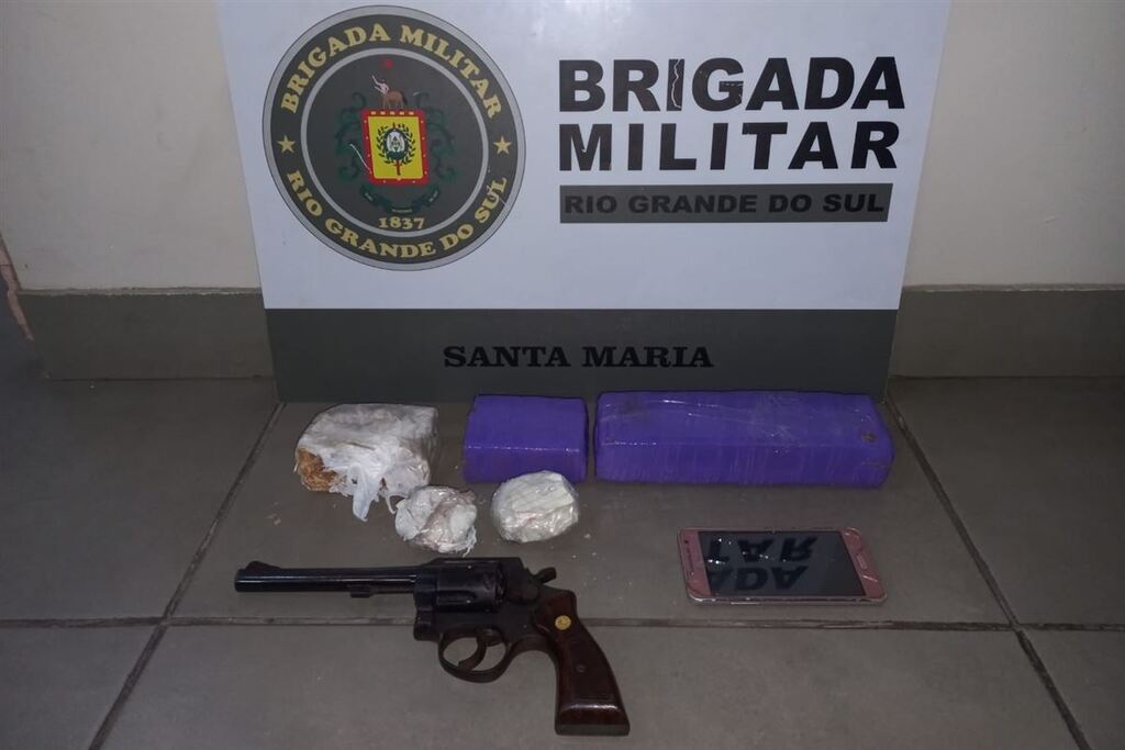 Foto: Brigada Militar - Porções de Crack, cocaína e maconha, além de um revólver foram apreendidos com a passageira