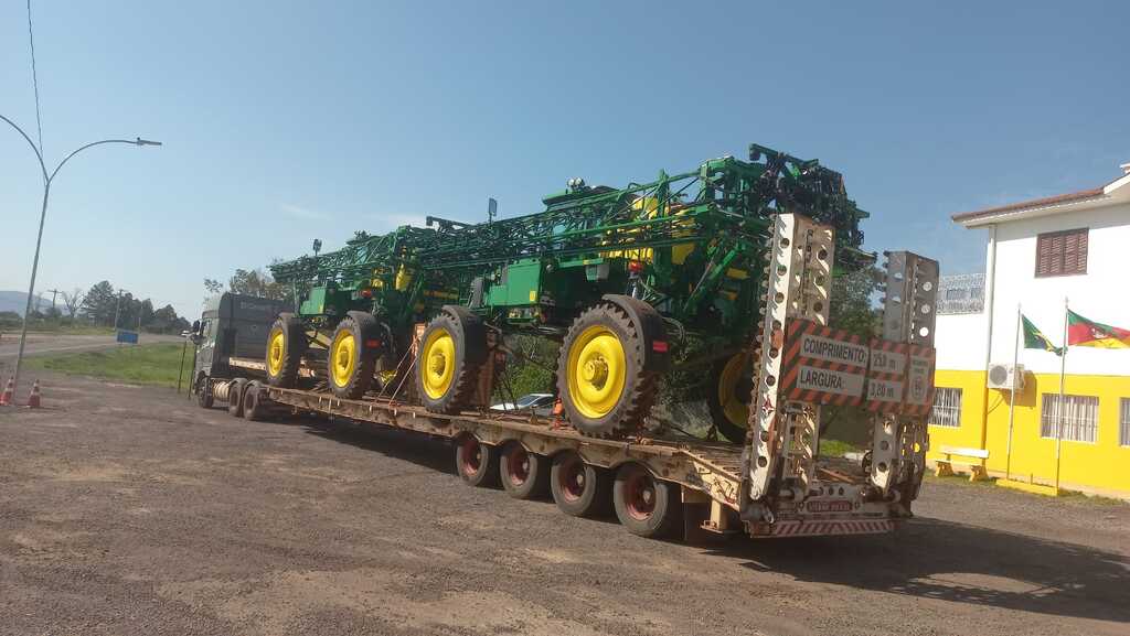 título imagem Motociclista sofre queda ao ser atingida por fio solto após passagem de caminhão na Faixa Nova de Camobi